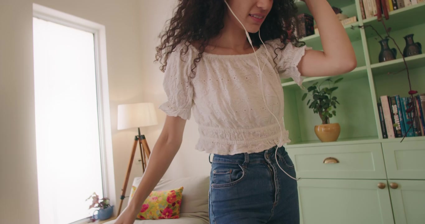 Mulher com roupas casuais dançando livremente