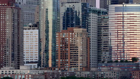 una vista de cerca de los edificios del centro de manhattan en la ciudad de nueva york