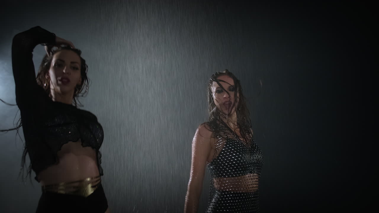 actuación de danza húmeda por dos mujeres