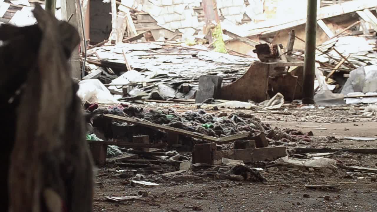 버려진 건물 사이로 바람이 분다