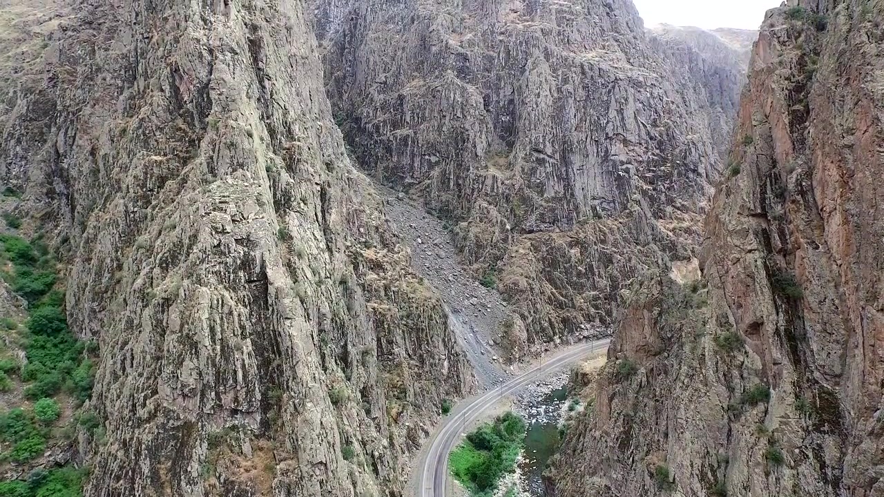Vista aerea di una strada tortuosa attraverso un profondo canyon di montagna