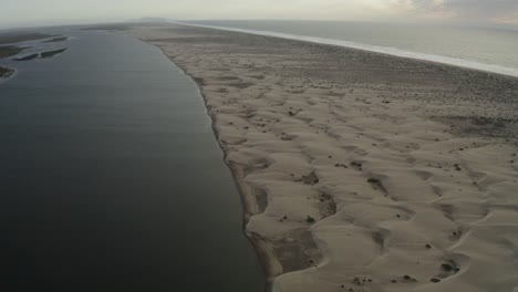 hermosa vista aérea de la costa de dunas de arena de la península de baja california, vuelo de drones