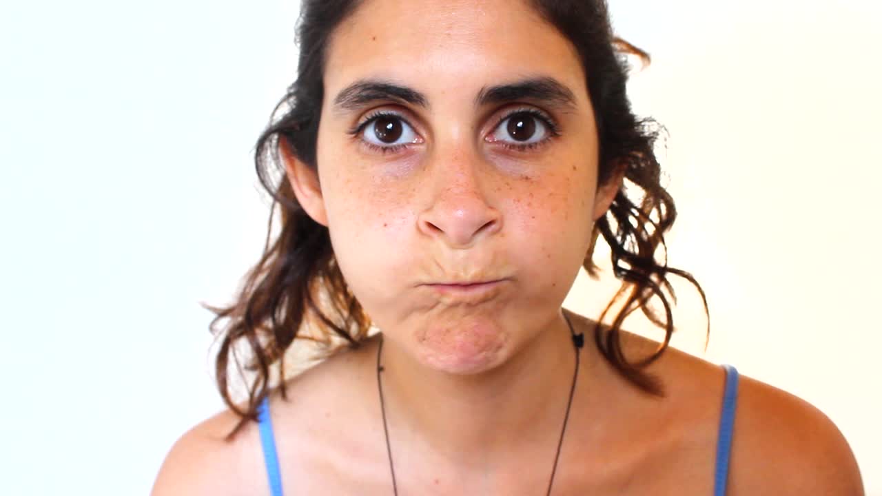 chica hace gárgaras con enjuague bucal