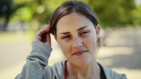 retrato de una mujer bonita sonriendo al aire libre