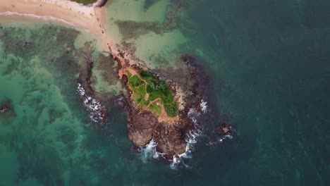 Vista-Aérea,-Impresionante-Paisaje-Marino-De-La-Pequeña-Isla-De-Las-Palomas,-Mirissa-Sri-Lanka