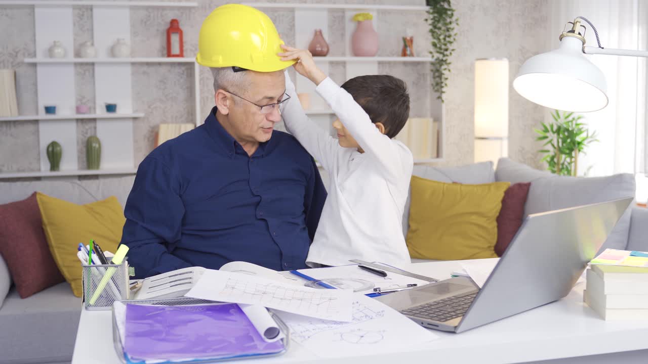 padre y hijo felices. hijo pequeño ayudando al padre ingeniero.