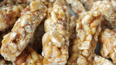 Caramelo dulce de maní en la mesa
