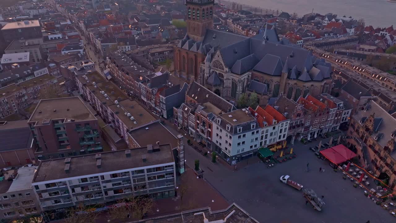 Nijmegen silüeti ve eski kilisenin gün batımının dron ile havadan çekimi.