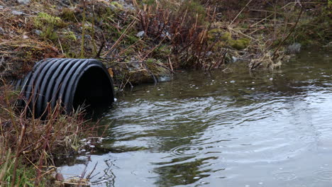 Agua-Saliendo-De-Un-Tubo-De-Plastico