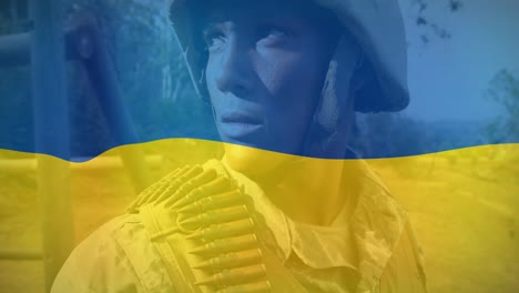 Animation-Eines-Gemischtrassigen-Soldaten-Mit-Waffe-über-Der-Flagge-Der-Ukraine