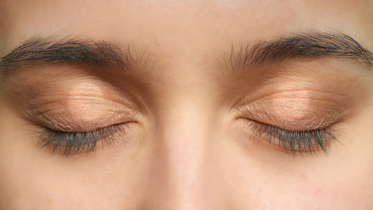 비전, 눈과 여성 초상화 관찰