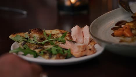 Mano-Compartiendo-Comida-Del-Plato-En-El-Restaurante.