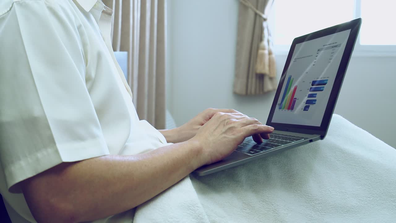 hombre de negocios asiático que planea trabajar con gráficos o gráficos en casa