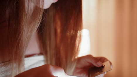 banca en línea con teléfono inteligente. estilo de vida. pago fácil usando teléfono inteligente o dispositivo digital. comunicación a través de aplicación para la venta en la tienda. mujer comprando en línea en un día soleado con tarjeta de crédito. manos cerradas