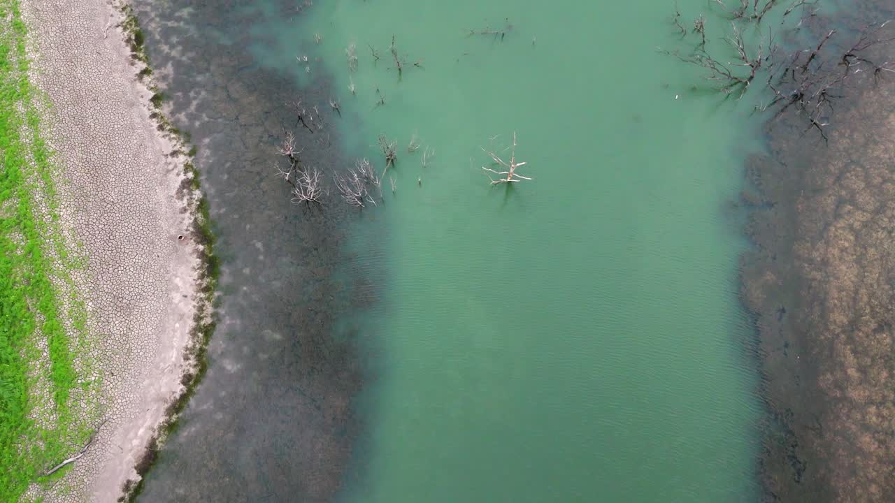 живописный взгляд с высоты птицы на чистую, спокойную воду озера каньон в техасе