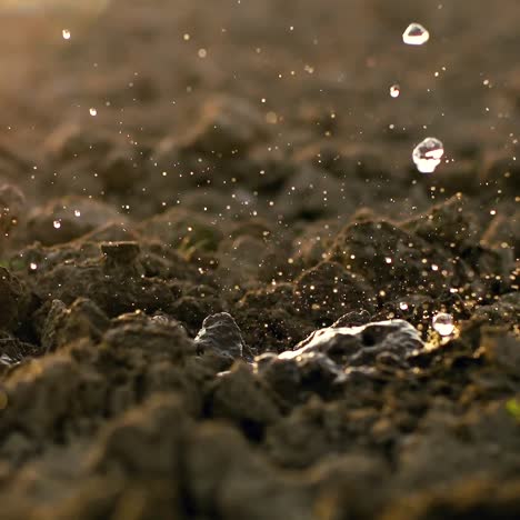 Gotas-De-Agua-Cayendo-Sobre-La-Tierra-Del-Suelo-En-La-Granja-2