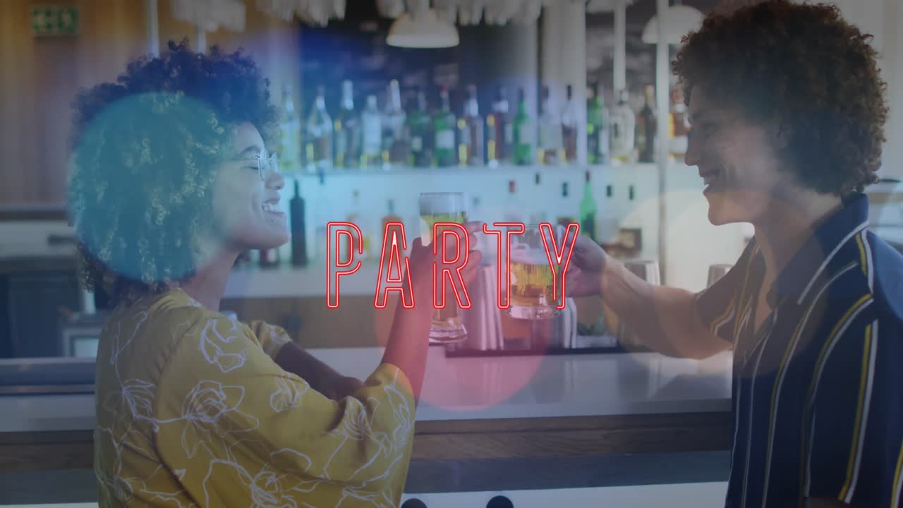 animación del texto de la fiesta sobre amigos felices y diversos hablando y bebiendo cerveza