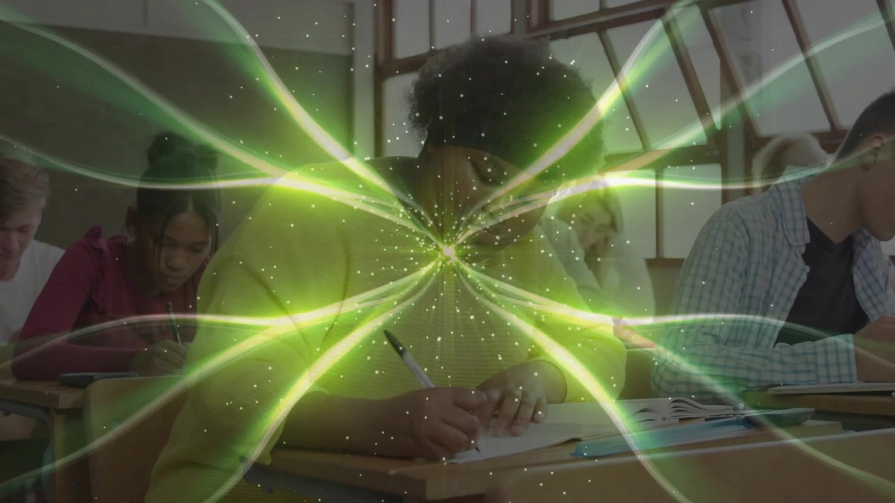 Un motivo frattale verde neon che emerge, rivelando studenti che fanno un esame in classe con raggi pulsanti.
