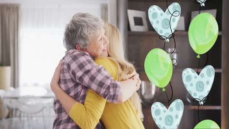 animación de globos sobre una madre caucásica feliz y su hija adulta abrazándose en casa