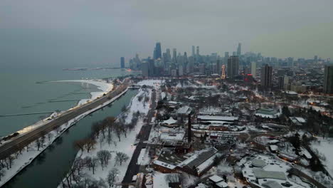 vista aérea con vistas al parque nevado lincoln, tarde nublada en chicago, estados unidos