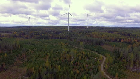 Luftaufnahmen-Von-Drei-Windkraftanlagen-Im-Finnischen-Wald
