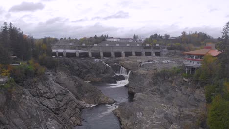 Fast-pull-away-shot-of-the-Grand-Falls-flowing-into-the-river-below-while-the-camera-reveals-the-busy-roads-beside-the-waterfall