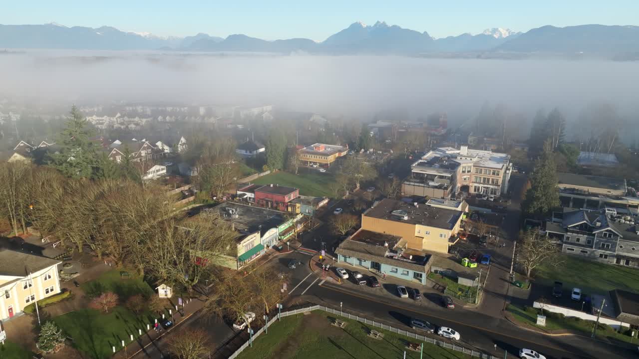 nubes bajas sobre el vecindario del municipio de langley durante el amanecer en la columbia británica, canadá.