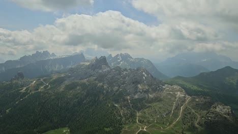 Impresionante-Vista-Desde-Lagazuoi-Hacia-El-Sur,-Con-Cinque-Torri,-Averau,-Nuvolau-Y-Otros-Picos-Impresionantes-En-El-Horizonte.