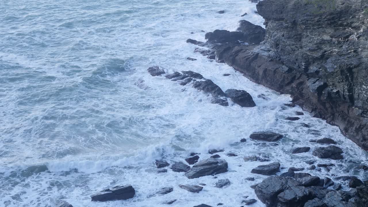 Onde impetuose che si infrangono contro una costa rocciosa
