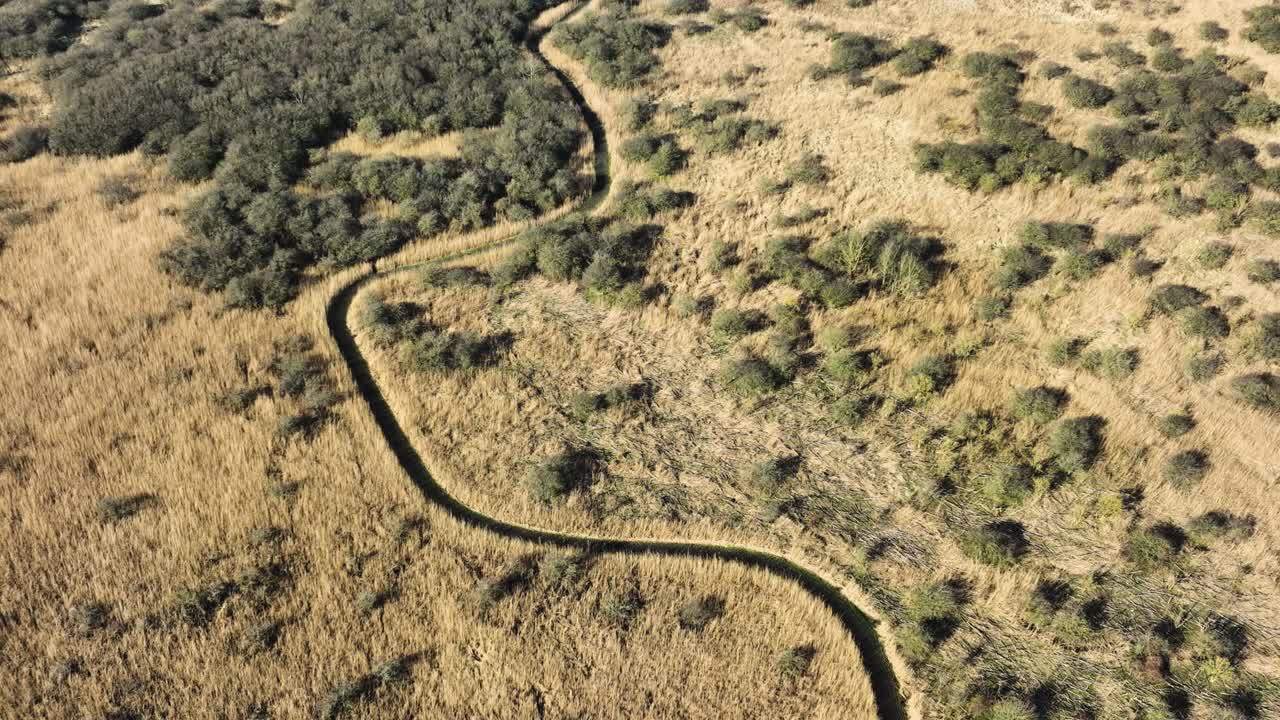 toma aérea de un hermoso río serpenteante en los países bajos