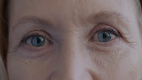 primer plano de la cara de una anciana