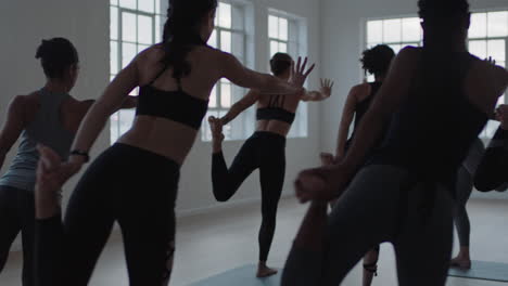 grupo de clase de yoga de mujeres multirraciales practicando la pose del señor de la danza disfrutando de un estilo de vida saludable haciendo ejercicio en el gimnasio instructor enseñando meditación grupal al amanecer