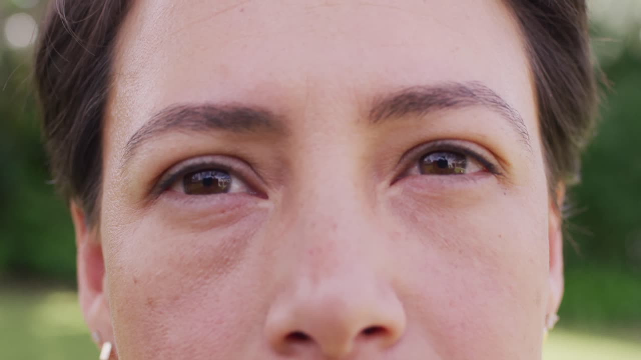 행복 한 백인 여자 의 초상화 는 카메라 를 보고 미소 짓고 있다