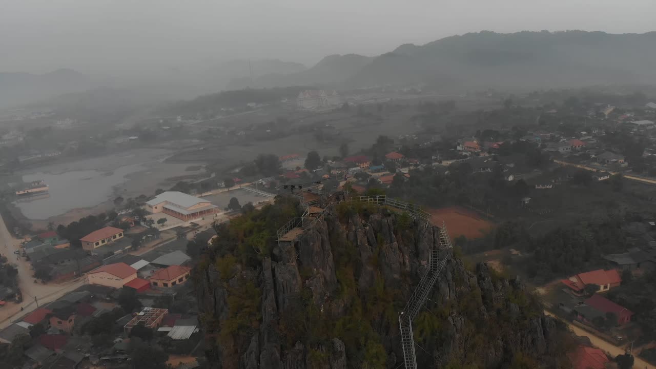 volando alrededor de big rock en laos pequeña ciudad, aérea