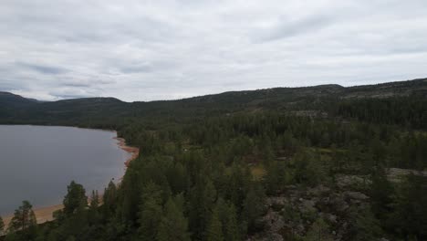 Aufsteigende-Drohne-An-Einem-Gletschersee-In-Den-Bergen-Von-Norwegen