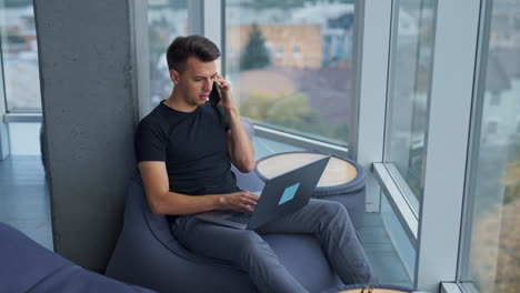 hombre trabajando en una computadora portátil en una oficina moderna