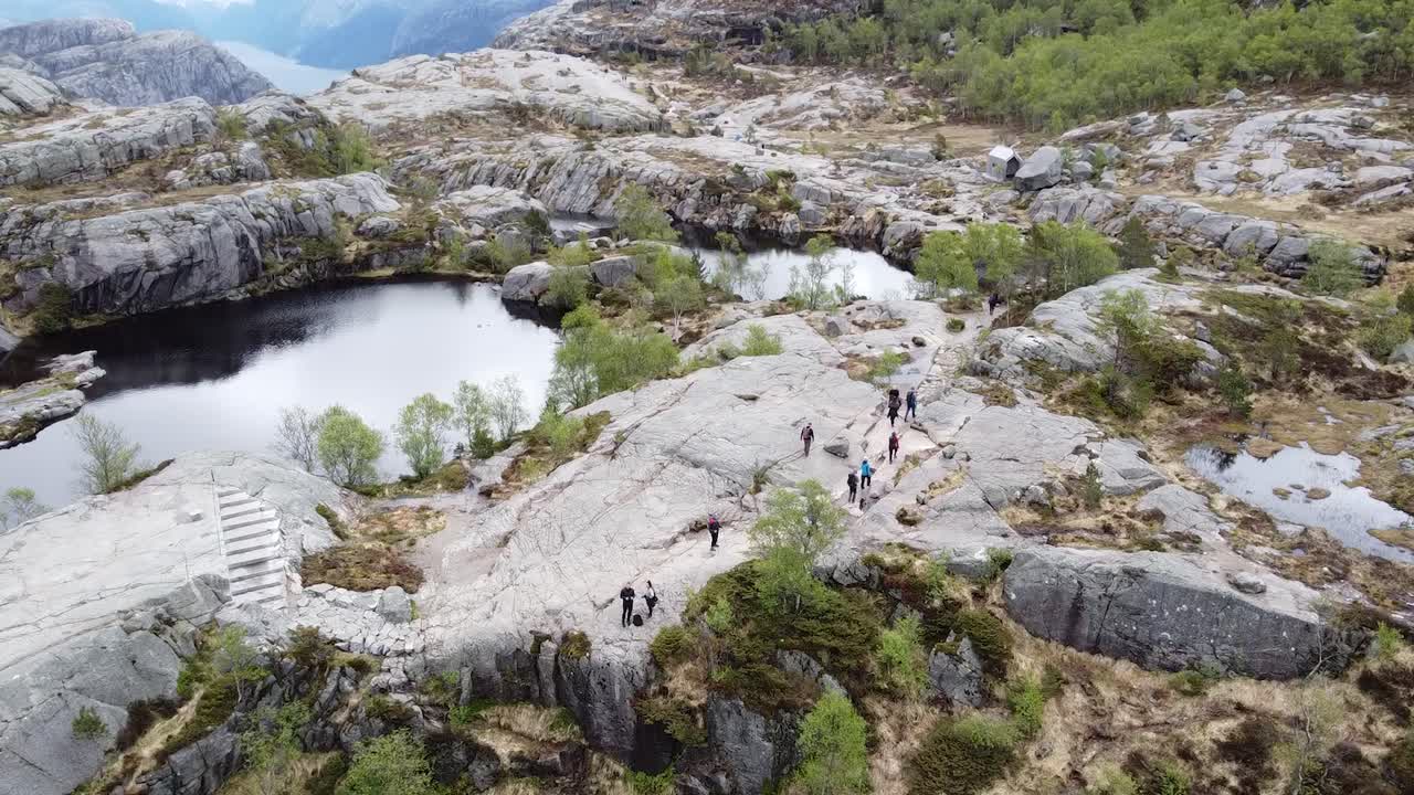 vista de drones de la pasarela a preikestolen en noruega