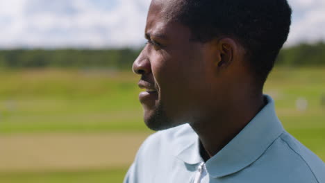 Hombre-Afroamericano-Practicando-Golf-En-El-Campo-De-Golf.