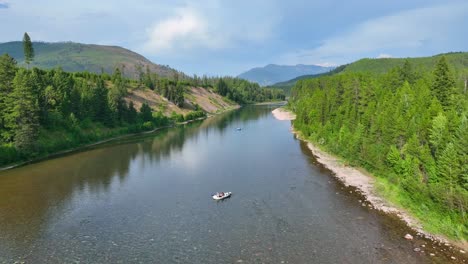 Touristen-Auf-Den-Booten-Im-Flathead-River,-Montana,-Usa---Luftdrohnenaufnahme