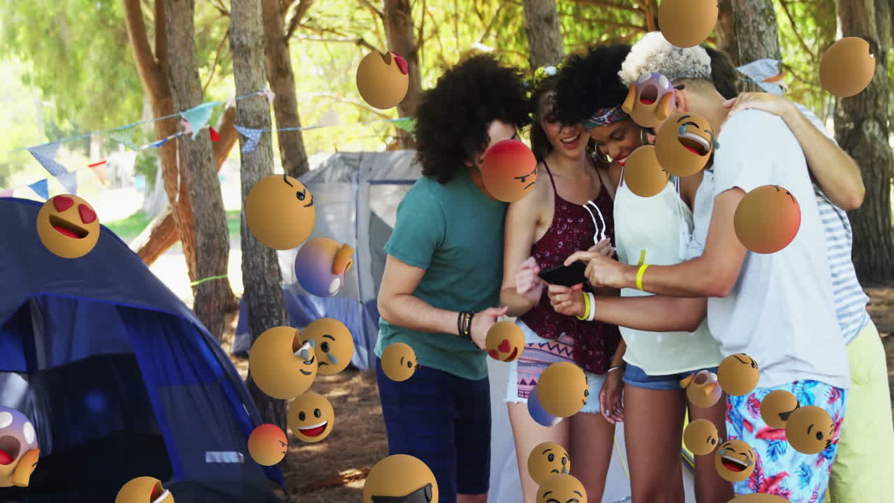 grupo de amigos acampando con animación de emoji flotante sobre el fondo del bosque