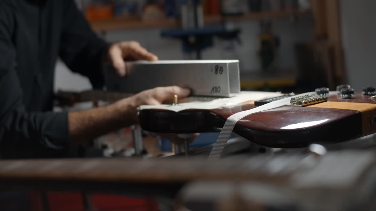 La riparazione della chitarra in corso