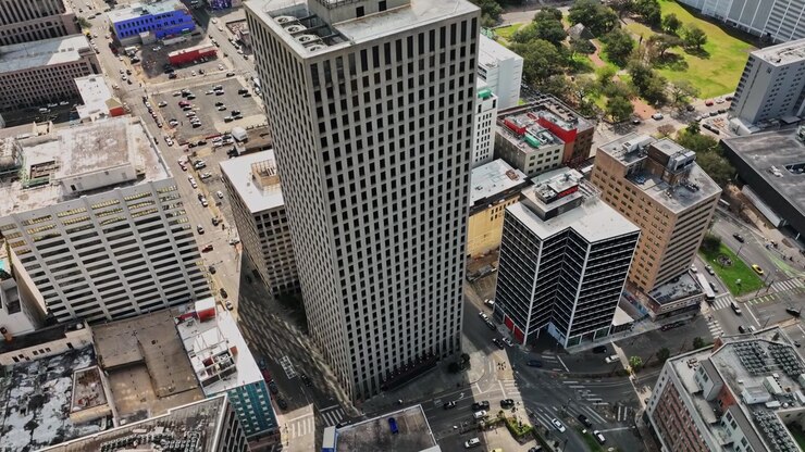 Una vista aerea di una città con edifici alti