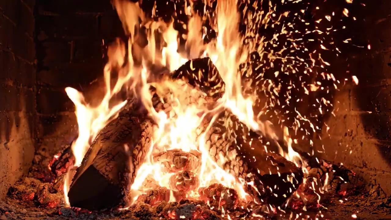 Un'affascinante esposizione di fiamme di legna: l'incantevole danza di calore e luce in un'accogliente ambientazione di camino