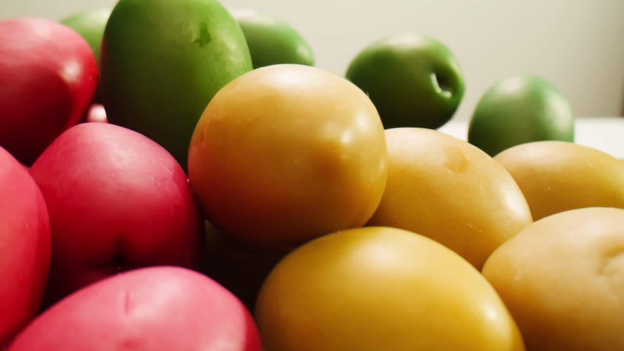 고품질의 4k 영상으로 그리스에서 배경으로 인 둥근 녹색 올리브.