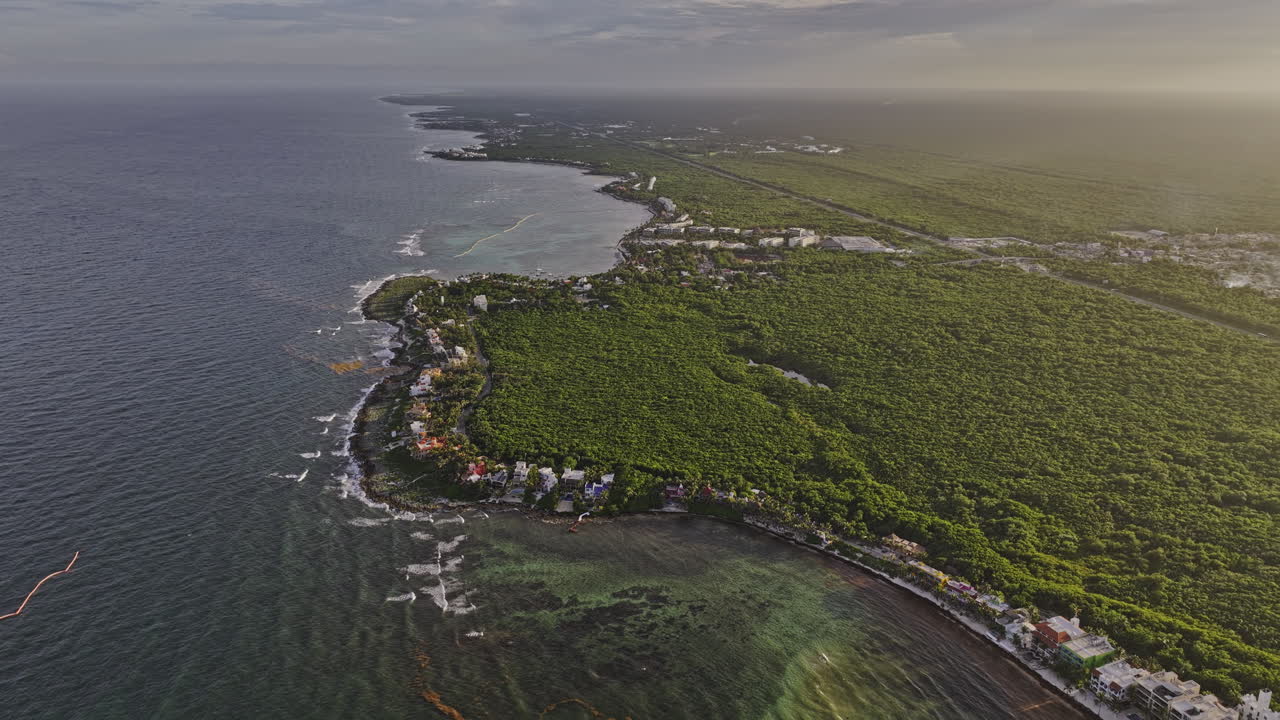 akumal méxico aerial v7 alta vista de pájaros, sobrevuelo bahía capturando impresionante paisaje costero y hoteles de vacaciones frente al mar y casas de vacaciones con vistas al océano - filmado con mavic 3 pro cine - julio 2023