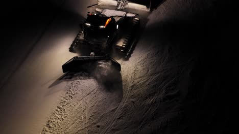 Máquina-De-Preparación-De-Nieve-Trabajando-Por-La-Noche-En-Los-Dolomitas,-Alpes-Italianos,-Iluminada-Por-Luces-Potentes