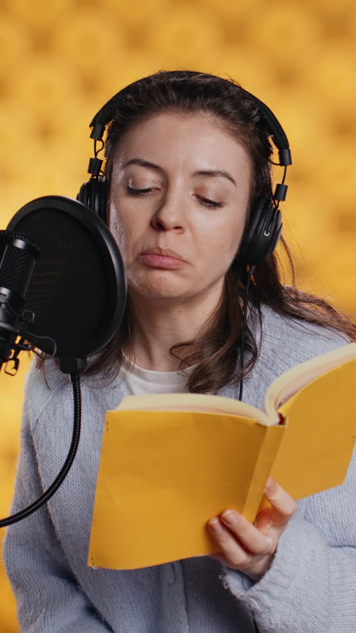 Mujer grabando un audiolibro o un podcast en el estudio