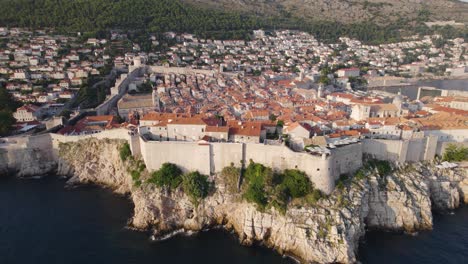 Befestigte-Steinmauern-Rund-Um-Die-Historische-Altstadt-Von-Dubrovnik,-Kroatien