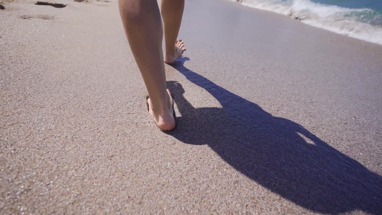 caminando por la playa.