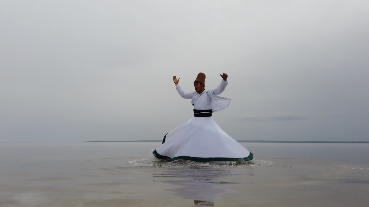 해가 지고 바다에서 회전하는 수피 (sufi whirling) 는 수피들 사이에서 유래한 사마 또는 신체적으로 활동적인 명상의 한 형태이다.